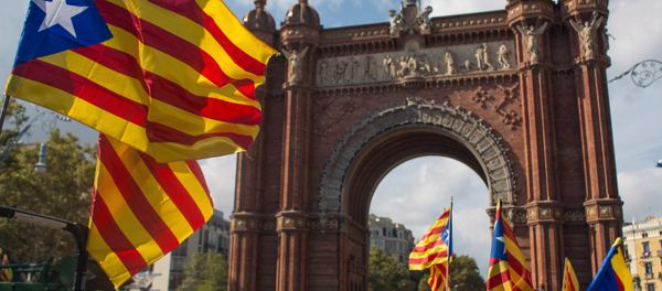 Barcelona residents wait for the Parliament to announce the results of the referendum on the independence of Catalonia - Sputnik International