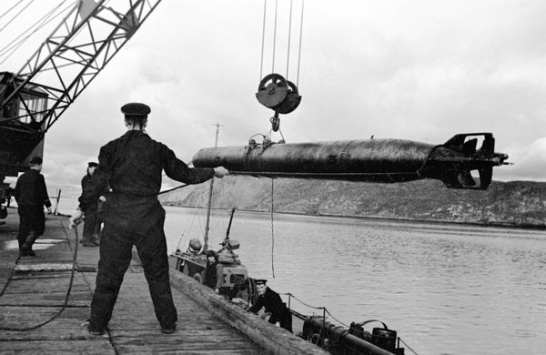 Sailors loading torpedoes on cutters in the Soviet Northern Fleet. Sailors loading torpedoes on cutters in the Soviet Northern Fleet. - Sputnik International
