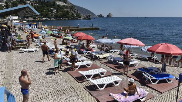 Vacationers on a beach in Gurzuf - Sputnik International