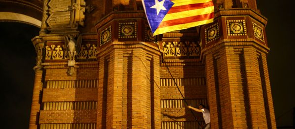 A man waves a separatist Catalonian flag at a pro-independence rally in Barcelona, Spain - Sputnik International