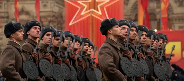 Wearing World War II-era uniform of the Red Army troops, Russian soldiers take part in the military parade on the Red Square in Moscow. (File) - Sputnik International