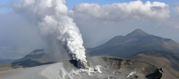 The Shinmoe volcano is seen after eruption, Kirishima, Kagoshima prefecture, Japan in this photo taken by Kyodo on October 11, 2017. - Sputnik International