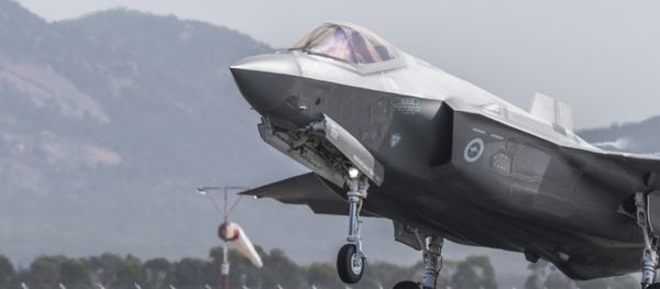 A Royal Australian Air Force F-35 aircraft takes off during the Australian International Airshow at Avalon airport on March 3, 2017 - Sputnik International