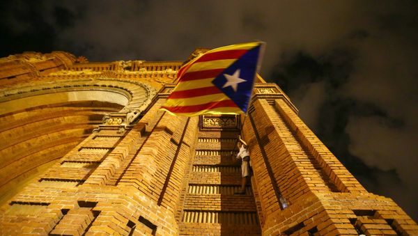 A man waves a separatist Catalonian flag at a pro-independence rally in Barcelona, Spain, October 10, 2017 A man waves a separatist Catalonian flag at a pro-independence rally in Barcelona, Spain, October 10, 2017 - Sputnik International