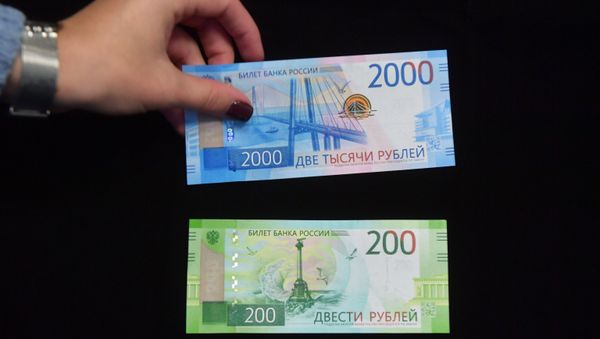 The new 200 and 2,000 ruble notes side by side The new 200 and 2,000 ruble notes side by side - Sputnik International