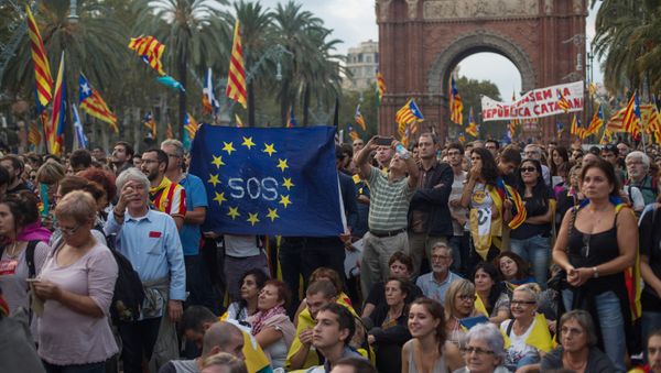 Barcelona residents wait for the parliament to announce the Catalan independence referndum results - Sputnik International