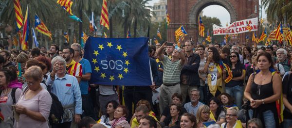 Barcelona residents wait for the parliament to announce the Catalan independence referndum results Barcelona residents wait for the parliament to announce the Catalan independence referndum results - Sputnik International