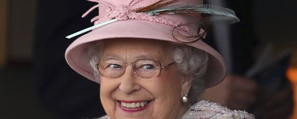 Britain's Queen Elizabeth II smiles as she attends an event at Newbury Racecourse in Newbury England, Friday April 21, 2017. Britain's Queen Elizabeth II smiles as she attends an event at Newbury Racecourse in Newbury England, Friday April 21, 2017. - Sputnik International