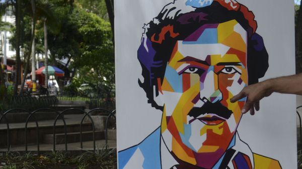 Painting depicting late Colombian drug lord Pablo Escobar are on display at Lleras Park in Medellin, Colombia - Sputnik International