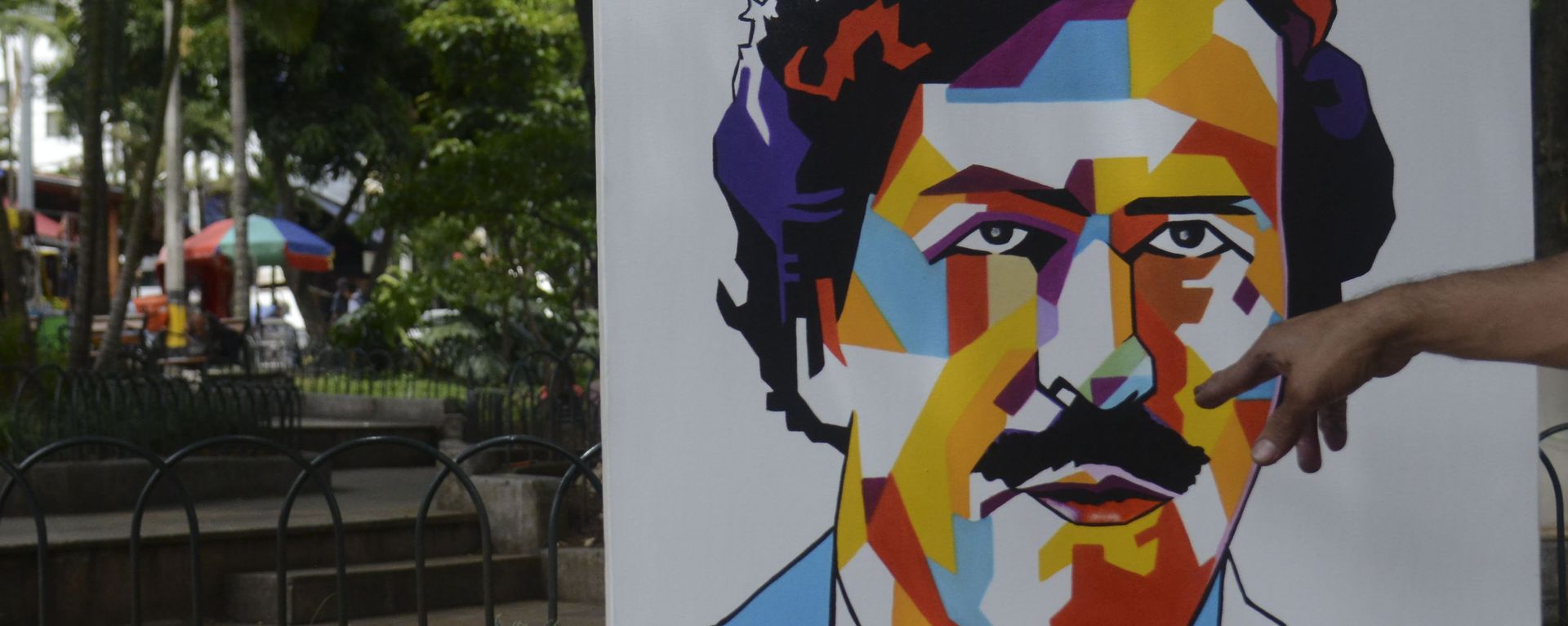Painting depicting late Colombian drug lord Pablo Escobar are on display at Lleras Park in Medellin, Colombia Painting depicting late Colombian drug lord Pablo Escobar are on display at Lleras Park in Medellin, Colombia - Sputnik International, 1920, 12.10.2017