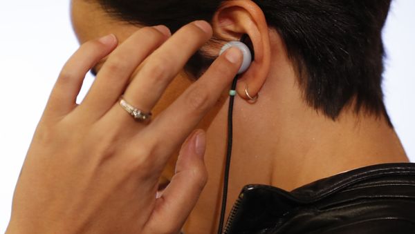 A man tries on a pair of Google Pixel Buds headphones during a launch event in San Francisco, California, U.S. October 4, 2017 - Sputnik International