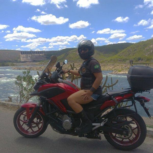 Gean Neide Andrade with her bike, of which she traveled 40 thousand kilometers around the world - Sputnik International