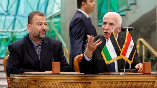 Head of Hamas delegation Saleh Arouri and Fatah leader Azzam Ahmad attend a reconciliation deal signing ceremony in Cairo, Egypt, October 12, 2017. Head of Hamas delegation Saleh Arouri and Fatah leader Azzam Ahmad attend a reconciliation deal signing ceremony in Cairo, Egypt, October 12, 2017. - Sputnik International