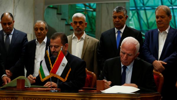 Head of Hamas delegation Saleh Arouri and Fatah leader Azzam Ahmad sign a reconciliation deal in Cairo, Egypt Head of Hamas delegation Saleh Arouri and Fatah leader Azzam Ahmad sign a reconciliation deal in Cairo, Egypt - Sputnik International