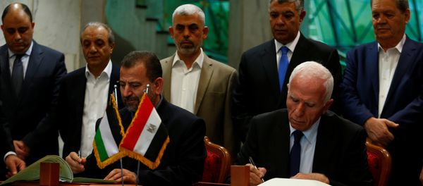 Head of Hamas delegation Saleh Arouri and Fatah leader Azzam Ahmad sign a reconciliation deal in Cairo, Egypt Head of Hamas delegation Saleh Arouri and Fatah leader Azzam Ahmad sign a reconciliation deal in Cairo, Egypt - Sputnik International