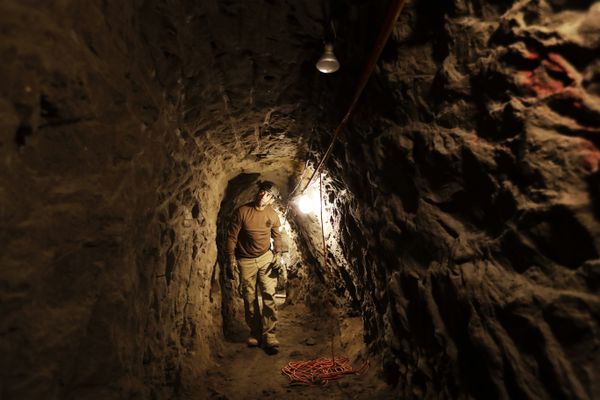 In this March 6, 2017 photo, a member of the Border Patrol's Border Tunnel Entry Team walks in a tunnel spanning the border between San Diego and Tijuana, Mexico, in San Diego In this March 6, 2017 photo, a member of the Border Patrol's Border Tunnel Entry Team walks in a tunnel spanning the border between San Diego and Tijuana, Mexico, in San Diego - Sputnik International