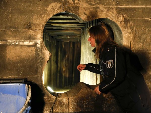 A 45m long tunnel built for a bank robbery into a branch of the Berliner Volksbank in January 2013 , on May 28, 2013 in Berlin, Germany A 45m long tunnel built for a bank robbery into a branch of the Berliner Volksbank in January 2013 , on May 28, 2013 in Berlin, Germany - Sputnik International