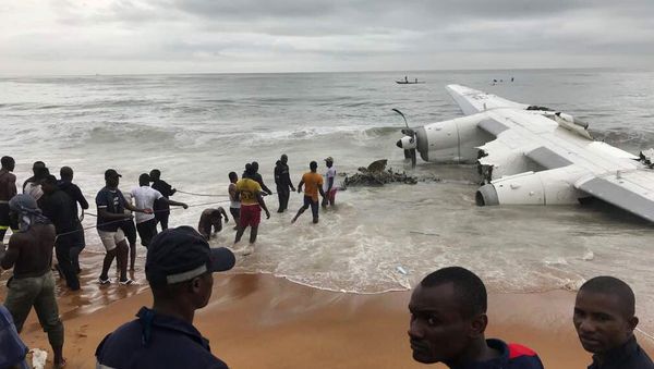 People pull the wreckage of a propeller-engine cargo plane after it crashed in the sea near the international airport in Ivory Coast's main city, Abidjan, October 14, 2017 - Sputnik International