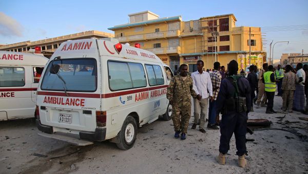 Somalian soldiers and ambulance workers gather at the scene after a car bomb exploded in the centre of Mogadishu on September 28, 2017 Somalian soldiers and ambulance workers gather at the scene after a car bomb exploded in the centre of Mogadishu on September 28, 2017 - Sputnik International