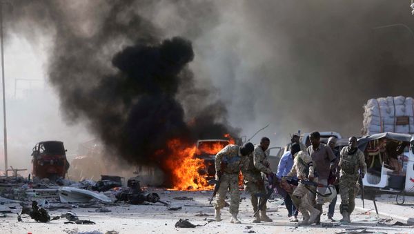 Somali Armed Forces evacuate their injured colleague, from the scene of an explosion in KM4 street in the Hodan district of Mogadishu, Somalia October 14, 2017 Somali Armed Forces evacuate their injured colleague, from the scene of an explosion in KM4 street in the Hodan district of Mogadishu, Somalia October 14, 2017 - Sputnik International