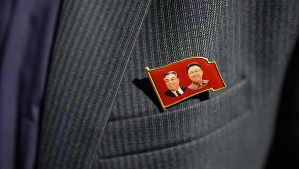 Badge with portraits of Kim Il Sung and Kim Jong Il on the blazer of a member of the delegation of the Democratic People's Republic of Korea (DPRK) Badge with portraits of Kim Il Sung and Kim Jong Il on the blazer of a member of the delegation of the Democratic People's Republic of Korea (DPRK) - Sputnik International
