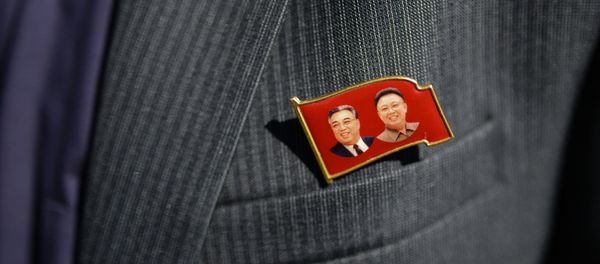 Badge with portraits of Kim Il Sung and Kim Jong Il on the blazer of a member of the delegation of the Democratic People's Republic of Korea (DPRK) - Sputnik International