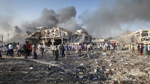 Somalis gather and search for survivors by destroyed buildings at the scene of a blast in the capital Mogadishu, Somalia, Saturday, Oct. 14, 2017 - Sputnik International