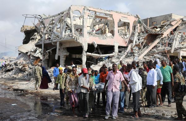 Civilians carry the body of an unidentified man from the scene of an explosion in KM4 street in the Hodan district of Mogadishu, Somalia October 15, 2017 - Sputnik International