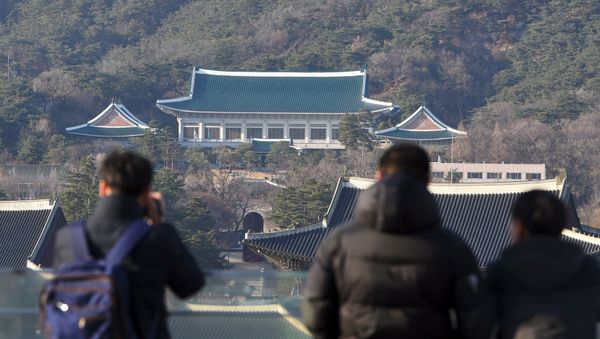 (File) People look at the presidential Blue House (C) in Seoul on March 10, 2017 - Sputnik International