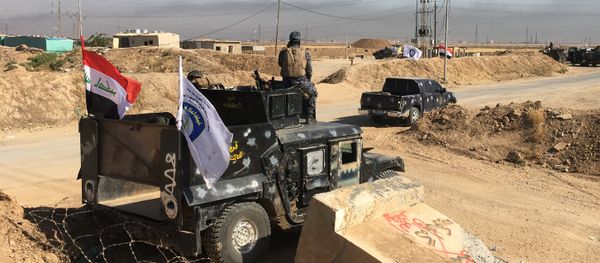 Members of Iraqi federal forces are seen near the oil fields in Kirkuk, Iraq October 16, 2017 Members of Iraqi federal forces are seen near the oil fields in Kirkuk, Iraq October 16, 2017 - Sputnik International