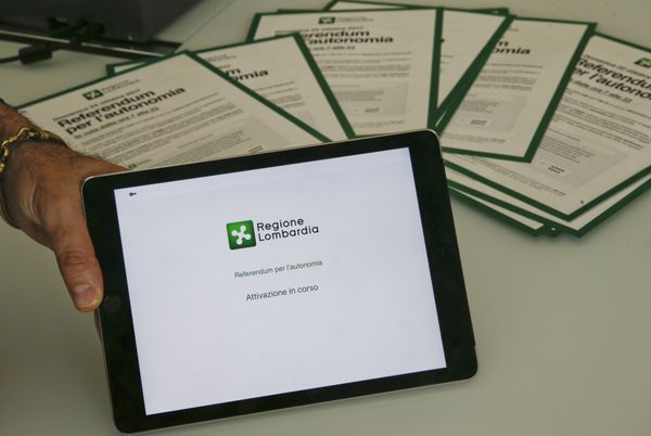 A Lombardy region employee shows the electronic voting operation system, at the Lombardy region headquarter in Milan, Italy, Wednesday, Oct. 11, 2017 ahead of the region's autonomy referendum. - Sputnik International