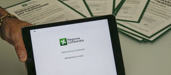 A Lombardy region employee shows the electronic voting operation system, at the Lombardy region headquarter in Milan, Italy, Wednesday, Oct. 11, 2017. - Sputnik International
