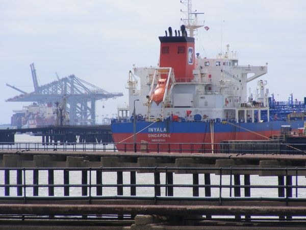 Canvey Island tanker Inyala and DP port Canvey Island tanker Inyala and DP port - Sputnik International
