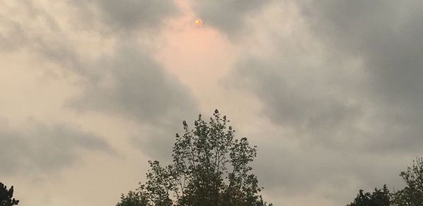 The red sun is pictured over a hospital car park in north London - Sputnik International