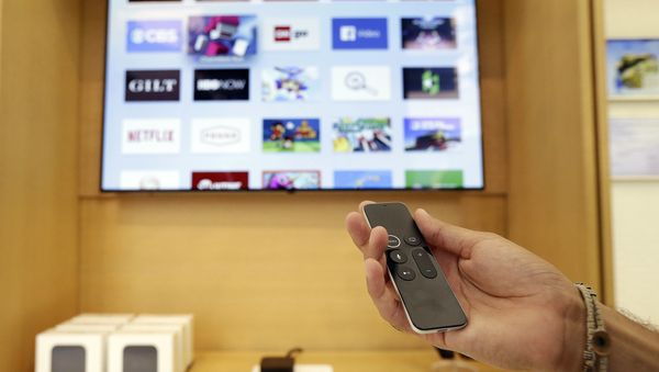 An Apple retail associate demonstrates Apple TV 4K features at an Apple Store in San Francisco - Sputnik International