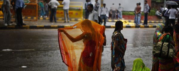 An Indian woman adjusts her sari after she got wet in the monsoon rains in New Delhi, India, Wednesday, Aug. 7, 2013 An Indian woman adjusts her sari after she got wet in the monsoon rains in New Delhi, India, Wednesday, Aug. 7, 2013 - Sputnik International
