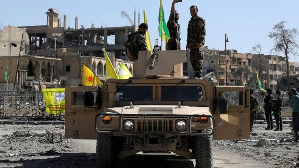 A Fighter of Syrian Democratic Forces takes a selfie as he stands on a military vehicle in Raqqa, Syria October 17, 2017 A Fighter of Syrian Democratic Forces takes a selfie as he stands on a military vehicle in Raqqa, Syria October 17, 2017 - Sputnik International