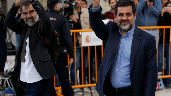 Jordi Cuixart (L), leader of Omnium Cultural, and Jordi Sanchez of the Catalan National Assembly (ANC), arrive to the High Court in Madrid, Spain, October 16, 2017. - Sputnik International