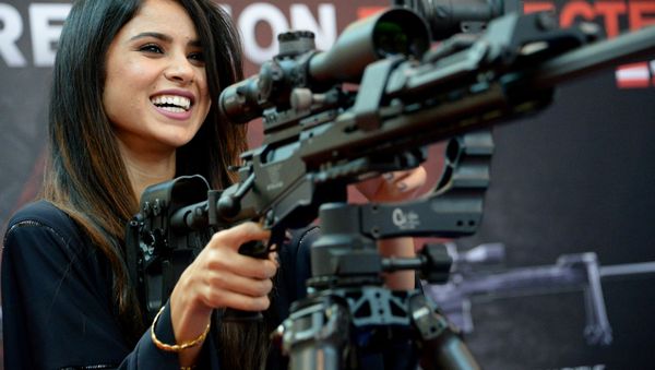 Girl Power! Armed Ladies Steal the Show at World’s Defense Exhibitions - Sputnik International