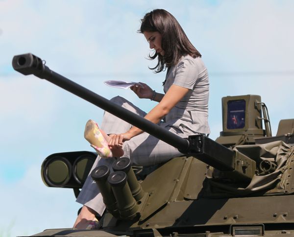 Girl Power! Armed Ladies Steal the Show at World’s Defense Exhibitions Girl Power! Armed Ladies Steal the Show at World’s Defense Exhibitions - Sputnik International