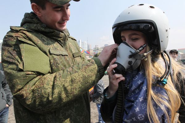 Girl Power! Armed Ladies Steal the Show at World’s Defense Exhibitions Girl Power! Armed Ladies Steal the Show at World’s Defense Exhibitions - Sputnik International