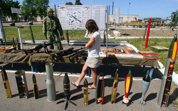 Girl Power! Armed Ladies Steal the Show at World’s Defense Exhibitions Girl Power! Armed Ladies Steal the Show at World’s Defense Exhibitions - Sputnik International