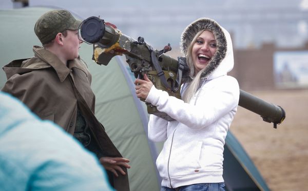 Girl Power! Armed Ladies Steal the Show at World’s Defense Exhibitions Girl Power! Armed Ladies Steal the Show at World’s Defense Exhibitions - Sputnik International