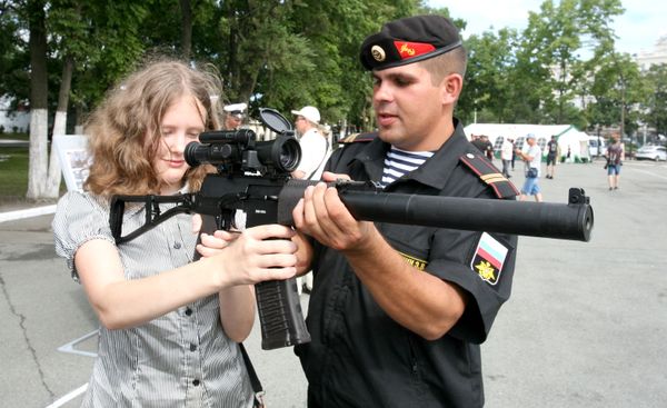 Girl Power! Armed Ladies Steal the Show at World’s Defense Exhibitions Girl Power! Armed Ladies Steal the Show at World’s Defense Exhibitions - Sputnik International