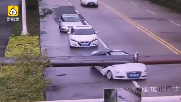 Narrow escape: driver miraculously survived after his car smashed by falling crane on road - Sputnik International
