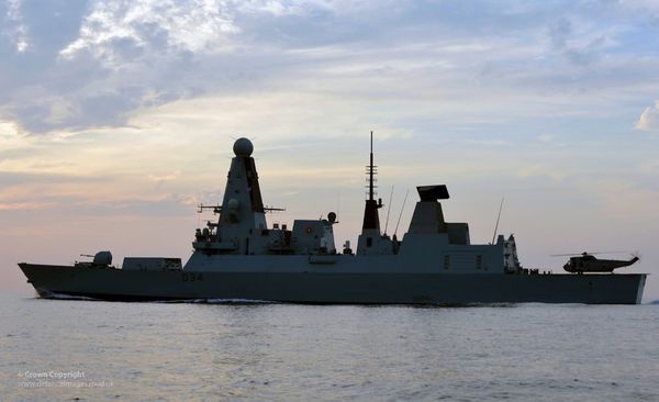 A Royal Navy Sea King helicopter lands on Type 45 destroyer HMS Diamond. - Sputnik International