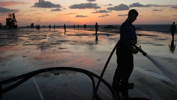 A sailor working on a ship. - Sputnik International