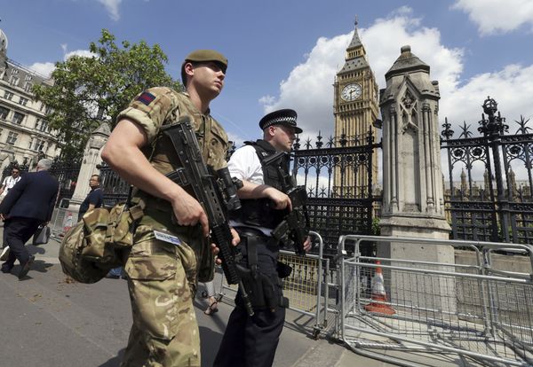 A member of the army joins police officers in Westminster, London, Wednesday, May 24, 2017. A member of the army joins police officers in Westminster, London, Wednesday, May 24, 2017. - Sputnik International