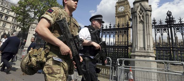 A member of the army joins police officers in Westminster, London, Wednesday, May 24, 2017. - Sputnik International
