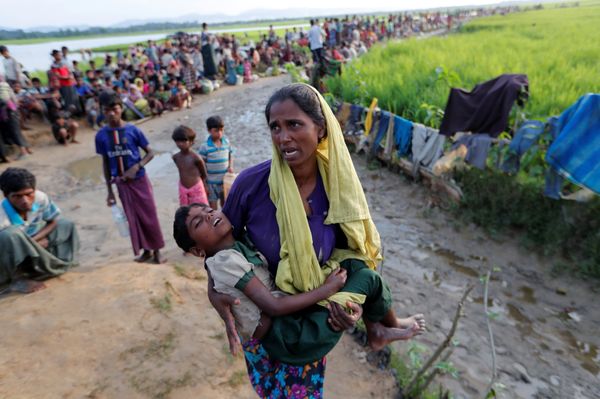 A Rohingya refugee woman who crossed the border from Myanmar a day before, carries her daughter and searches for help as they wait to receive permission from the Bangladeshi army to continue their way to the refugee camps, in Palang Khali, Bangladesh October 17, 2017 A Rohingya refugee woman who crossed the border from Myanmar a day before, carries her daughter and searches for help as they wait to receive permission from the Bangladeshi army to continue their way to the refugee camps, in Palang Khali, Bangladesh October 17, 2017 - Sputnik International